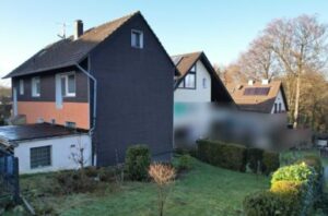 1-bis 2-Familienhaus im Winterschlaf – Ein Paradies für begabte Hände in Leverkusen-Lützenkirchen!